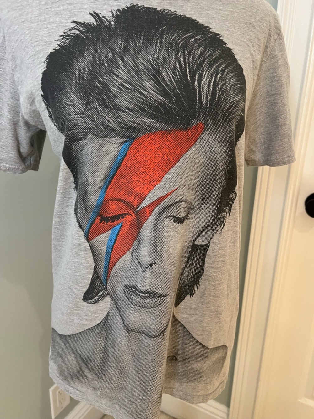 David Bowie "Aladdin Sane" crewneck t-shirt | Size S | Gray | Unisex | Like New - Picture 4 of 8
